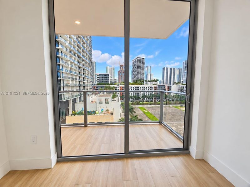 Spacious, unfurnished interior of a new home in , Miami (Image 15).