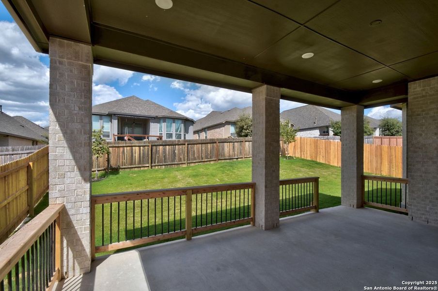 Exterior details and patio area of a home in Weston Oaks, San Antonio (Image 3).