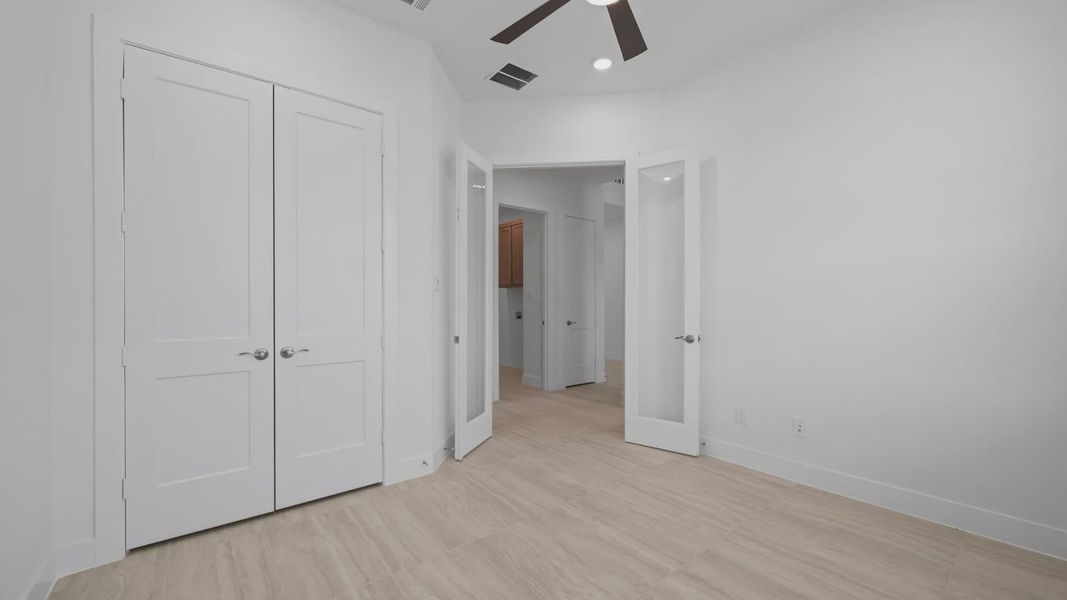 Spacious, unfurnished interior of a new home in Lakes of Cane Island, Katy (Image 14).