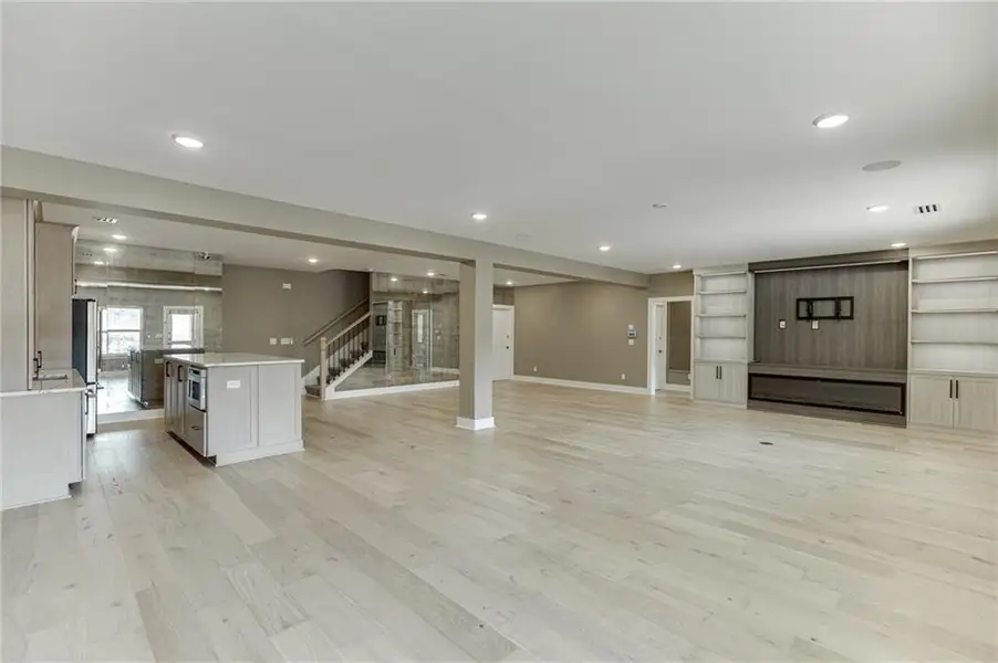 Spacious, unfurnished interior of a new home in The Retreat at Sterling on the Lake 48', Flowery Branch (Image 20).