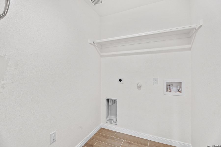 Spacious, unfurnished interior of a new home in , San Antonio (Image 21).