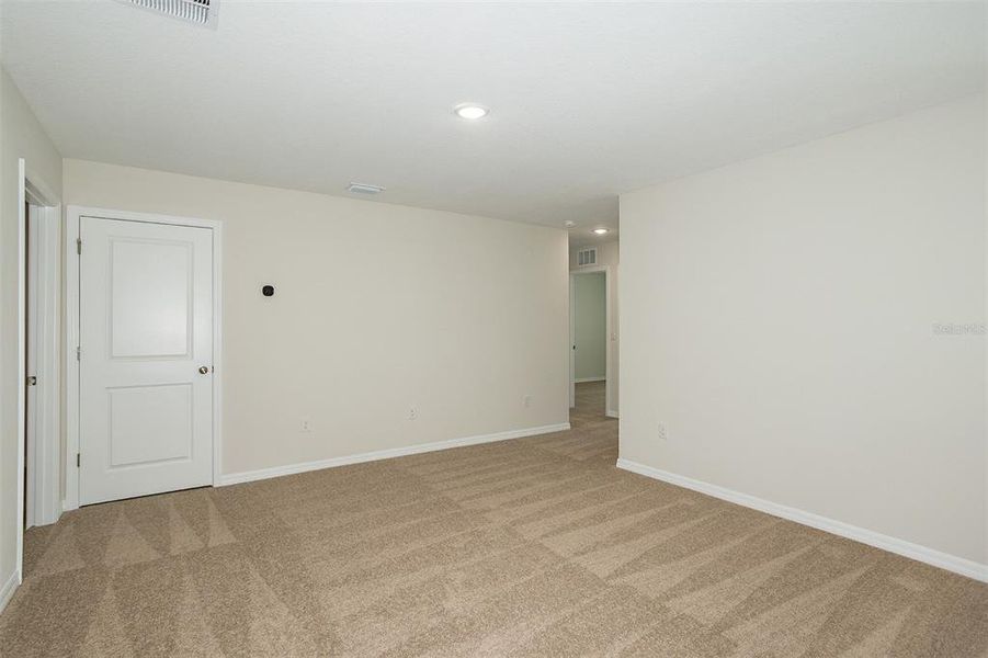 Spacious, unfurnished interior of a new home in Pasadena Ridge, Dade City (Image 10).