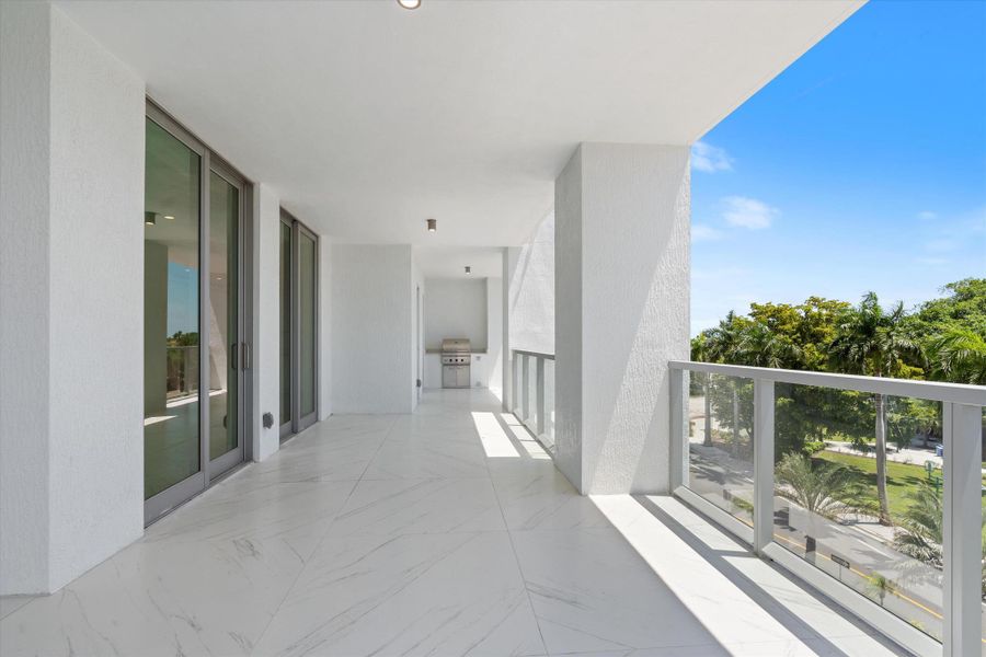 Spacious, unfurnished interior of a new home in Royal Palm Residences, Boca Raton (Image 23).