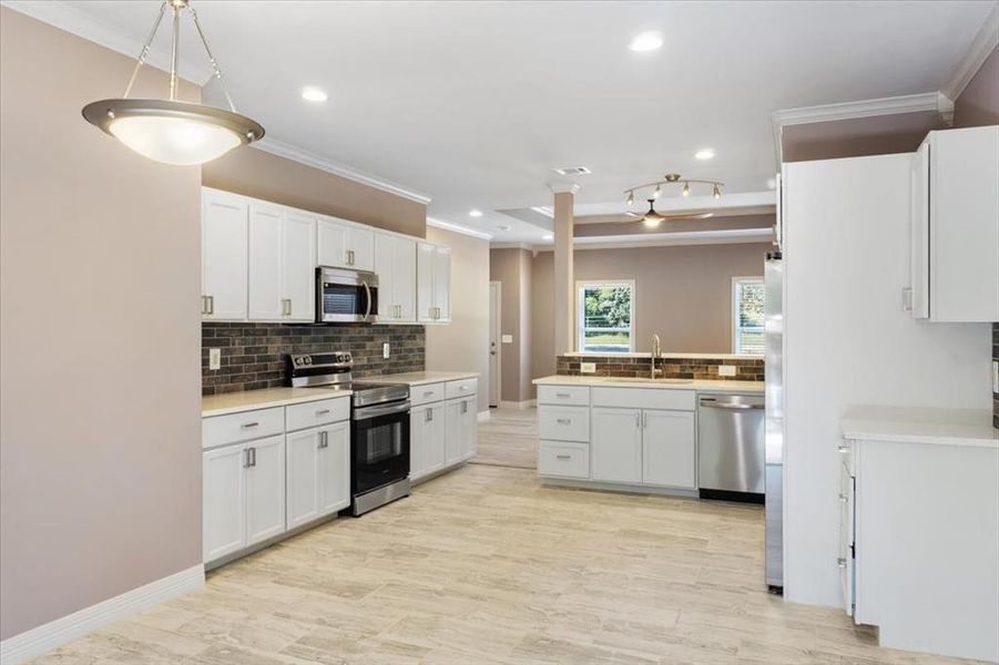 Furnished interior view inside a new home in , Corsicana (Image 11).