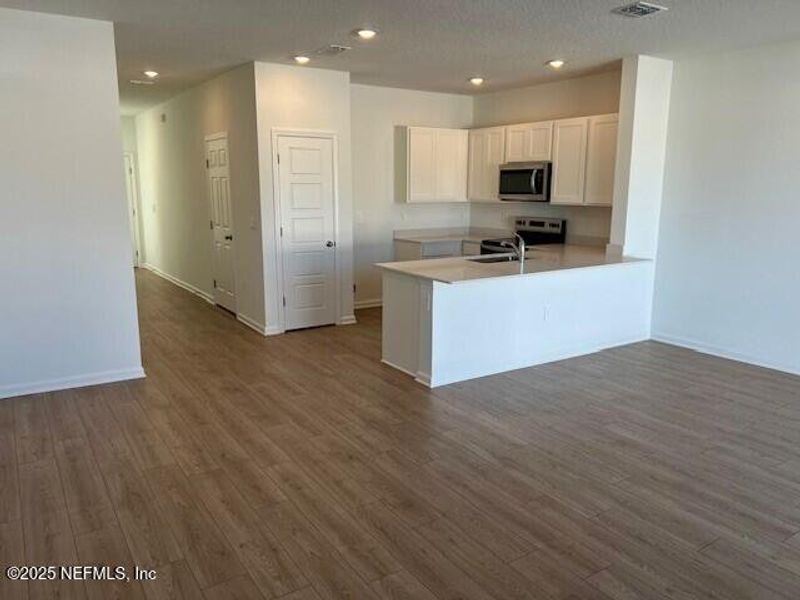 Spacious, unfurnished interior of a new home in The Landing, Middleburg (Image 24).