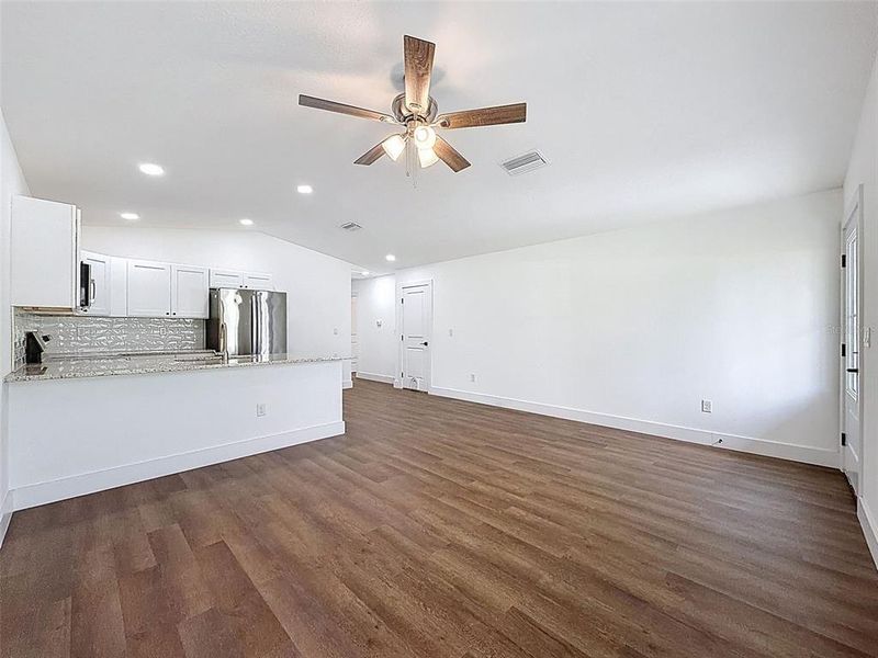 Spacious, unfurnished interior of a new home in , Weeki Wachee (Image 38).