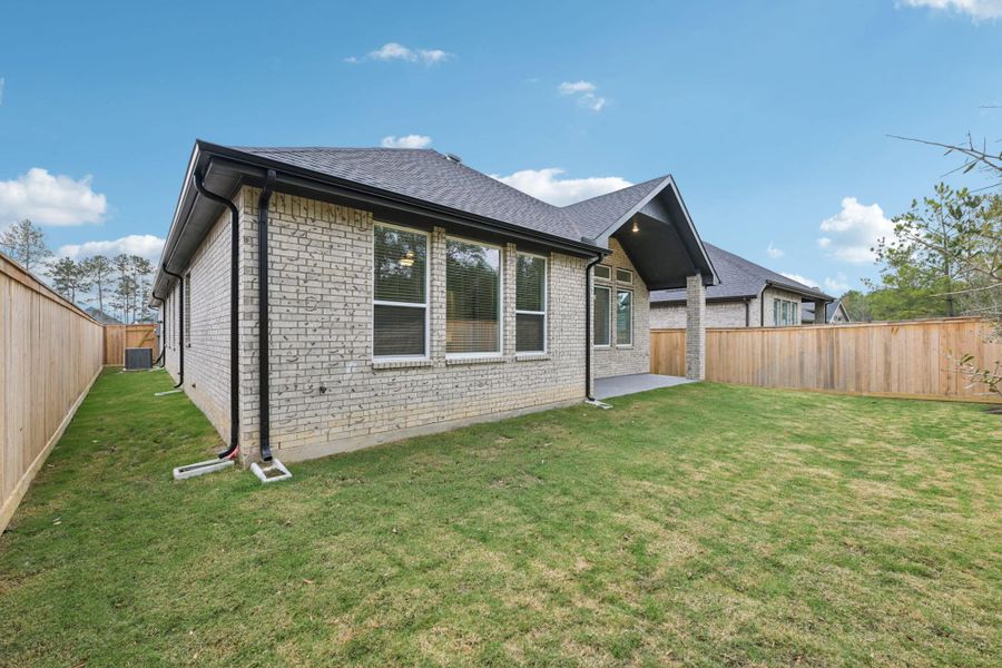 Exterior details and patio area of a home in Kresston, Montgomery (Image 23).