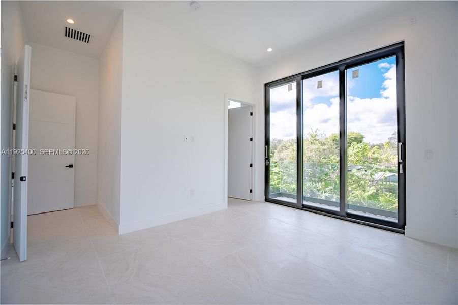 Spacious, unfurnished interior of a new home in , Pinecrest (Image 25).