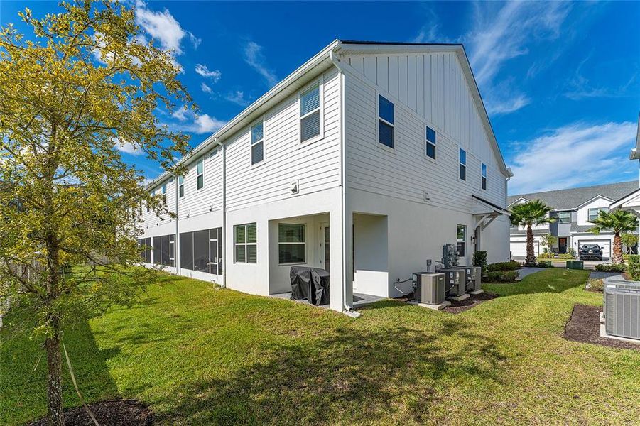 Exterior details and patio area of a home in Brentwood Landing, Oviedo (Image 4).