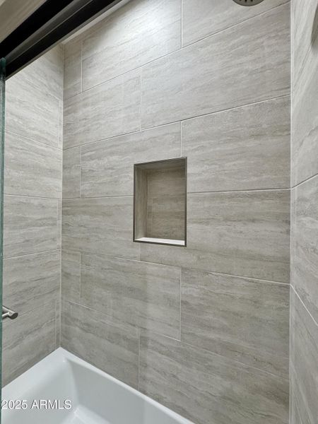 Tile surround tub/shower