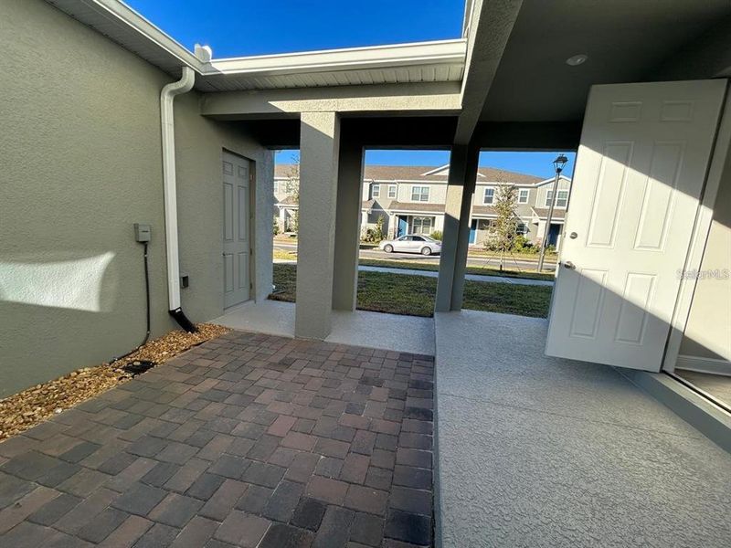Exterior details and patio area of a home in , Winter Garden (Image 4).