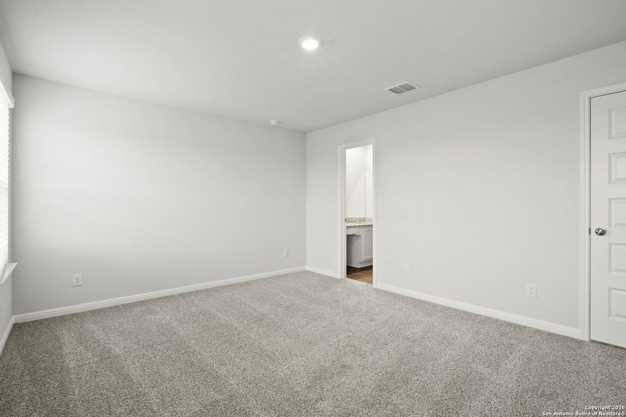 Spacious, unfurnished interior of a new home in Cinco Lakes, San Antonio (Image 21).