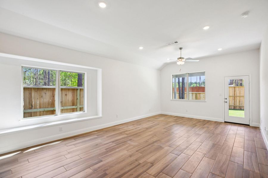 Spacious, unfurnished interior of a new home in Evergreen 40', Conroe (Image 32).