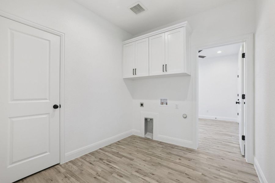 Spacious, unfurnished interior of a new home in , Elgin (Image 35).