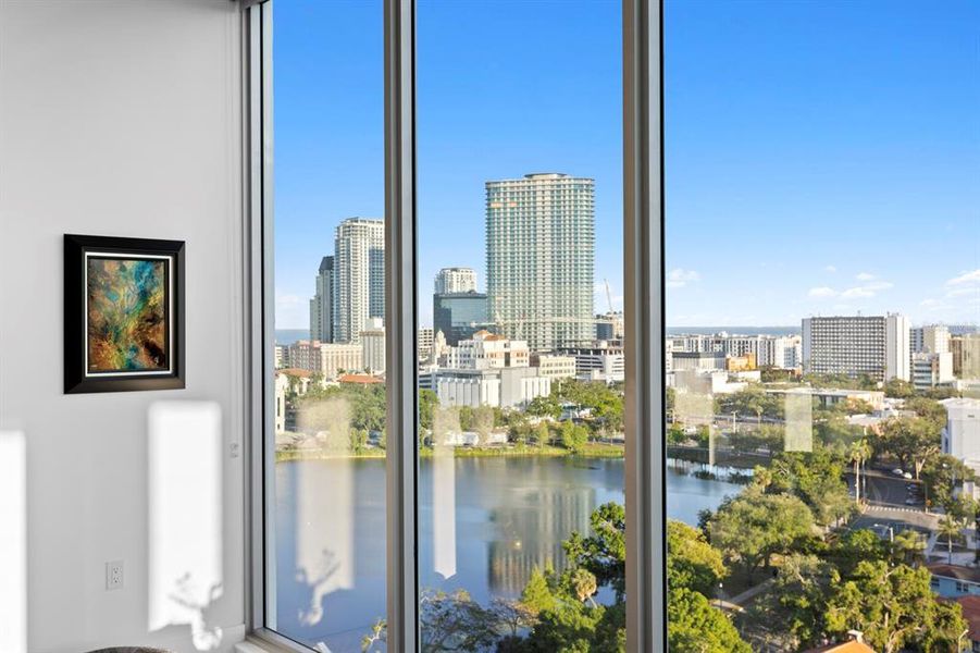 Condo located in St. Petersburg, FL showcasing its design and architecture (Image 3).
