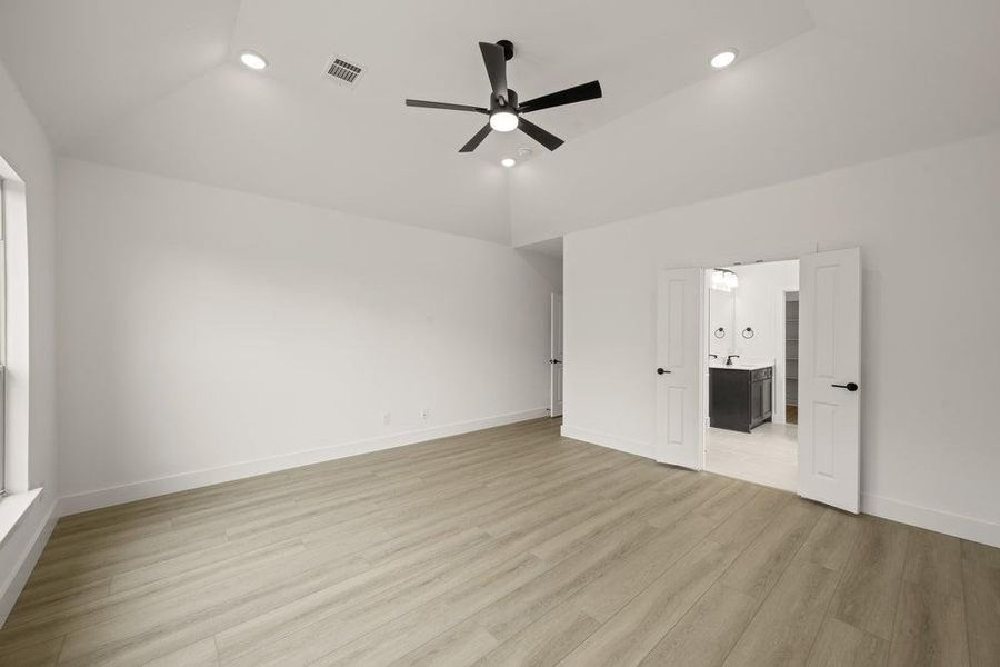 Spacious, unfurnished interior of a new home in High Country, Burleson (Image 31).