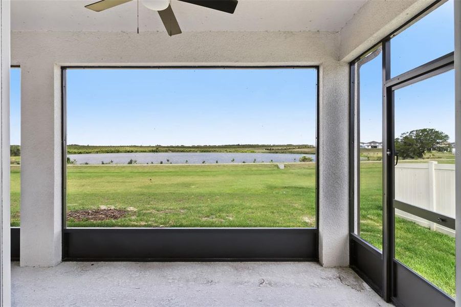 Exterior details and patio area of a home in , Lake Alfred (Image 4).