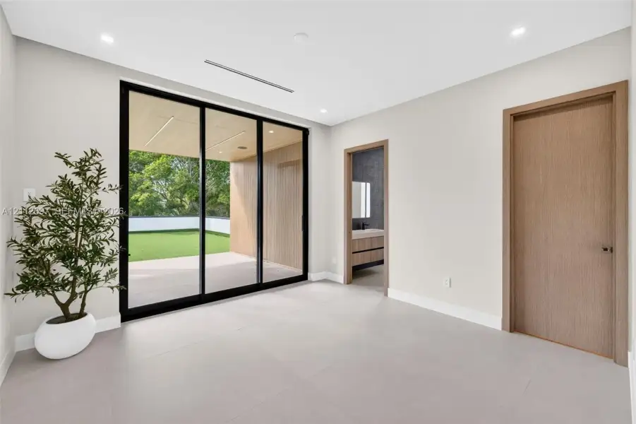 Spacious, unfurnished interior of a new home in , Fort Lauderdale (Image 22).