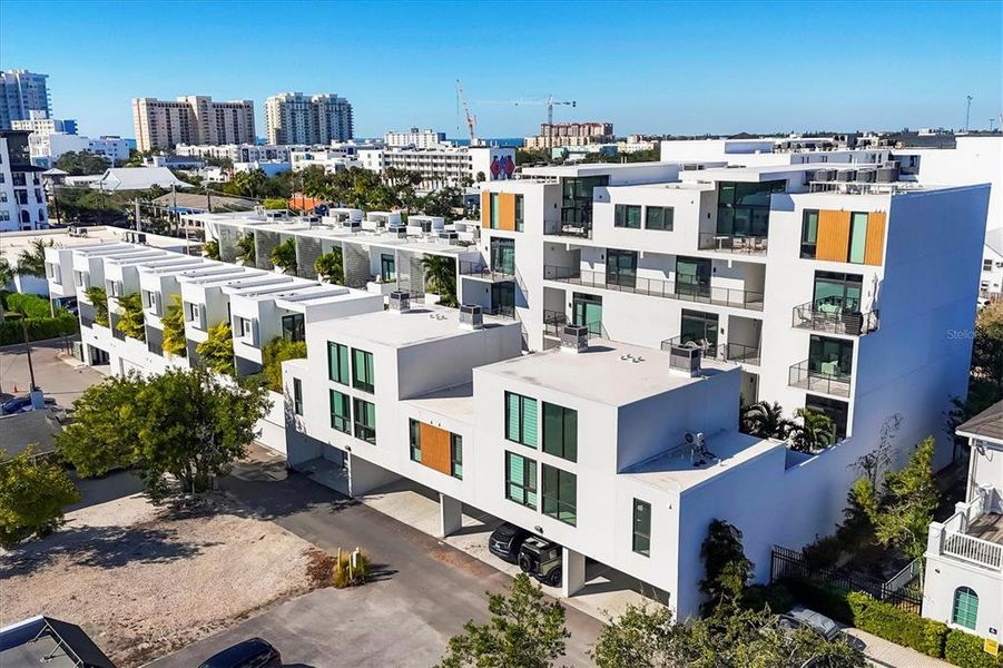 Condo located in Sarasota, FL showcasing its design and architecture (Image 4).