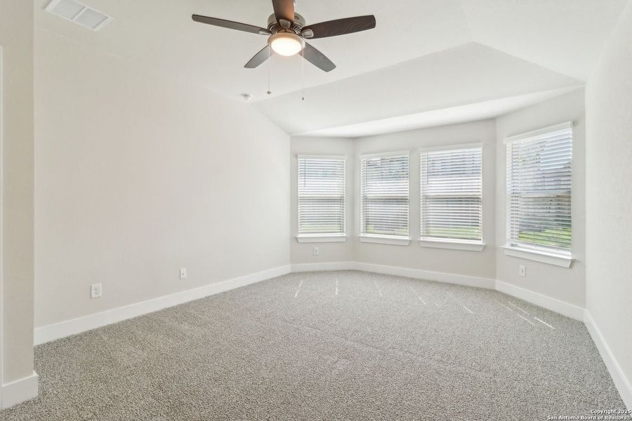 Spacious, unfurnished interior of a new home in Comanche Ridge, San Antonio (Image 22).