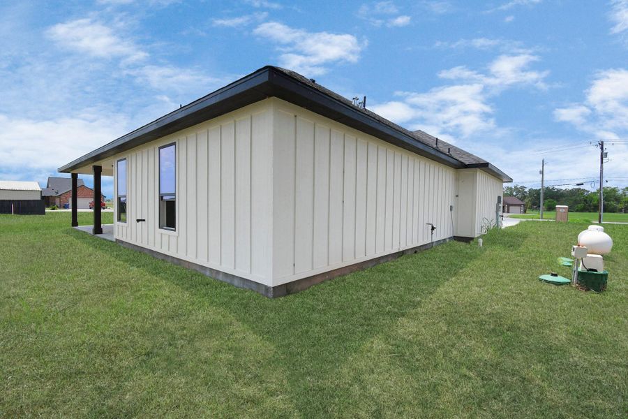 Exterior details and patio area of a home in , Angleton (Image 4).