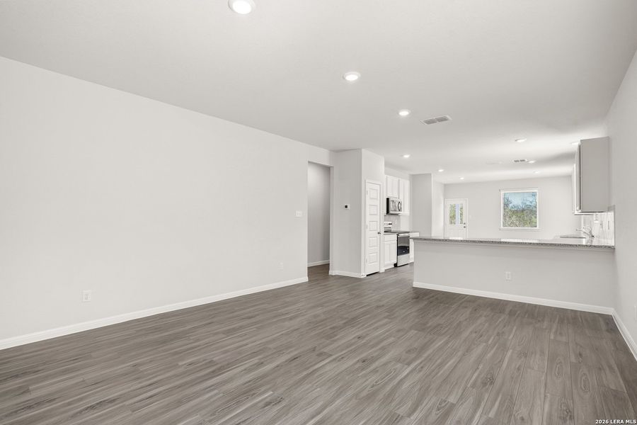 Spacious, unfurnished interior of a new home in Cinco Lakes, San Antonio (Image 25).