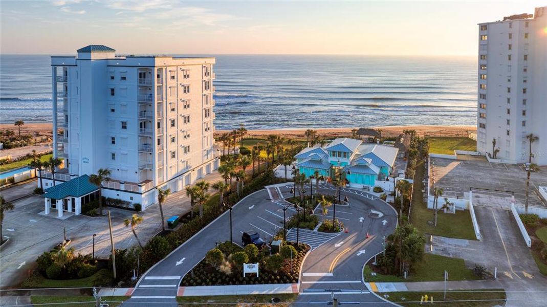 Condo located in Daytona Beach, FL showcasing its design and architecture (Image 7).