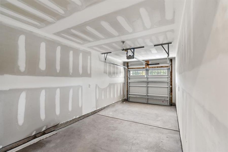 Spacious, unfurnished interior of a new home in Hope Pointe Townhomes, North Myrtle Beach (Image 20).