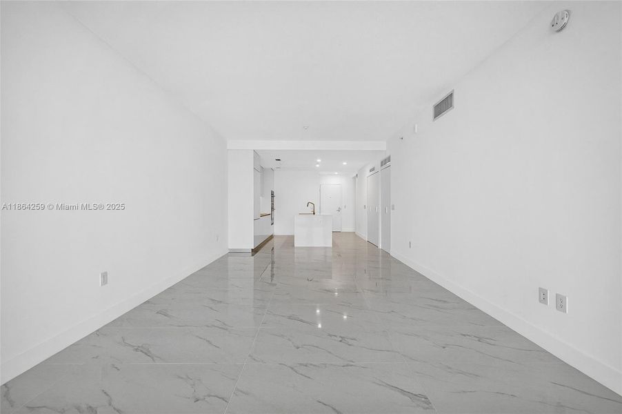 Spacious, unfurnished interior of a new home in Aria Reserve, Miami (Image 32).