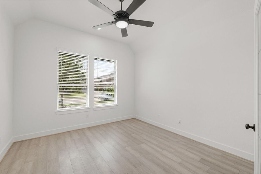 Spacious Front Study Ideal For Work Or Relaxation