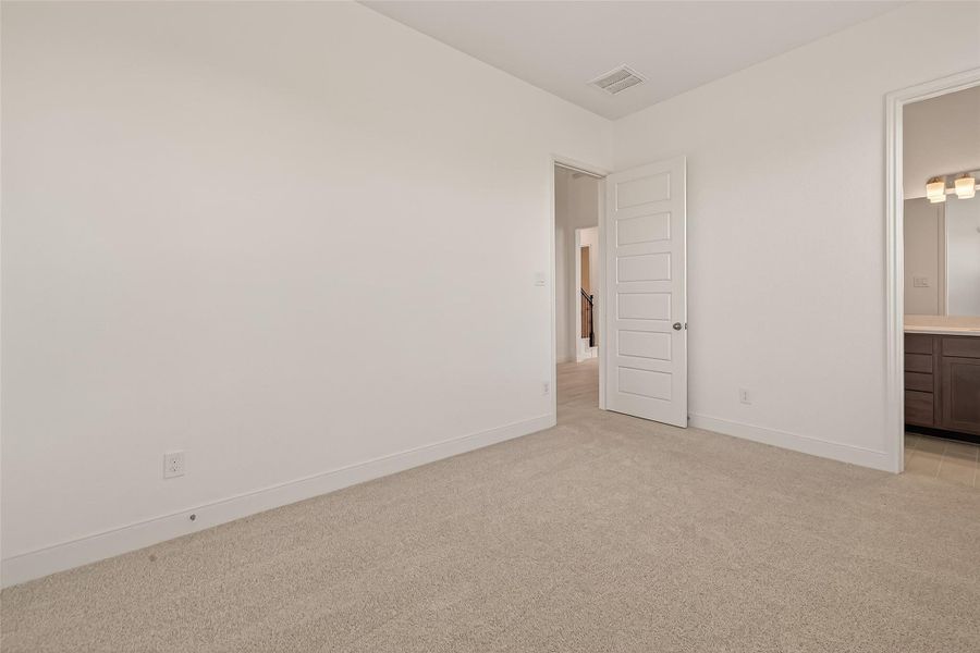 Spacious, unfurnished interior of a new home in Lago Mar, Texas City (Image 37).