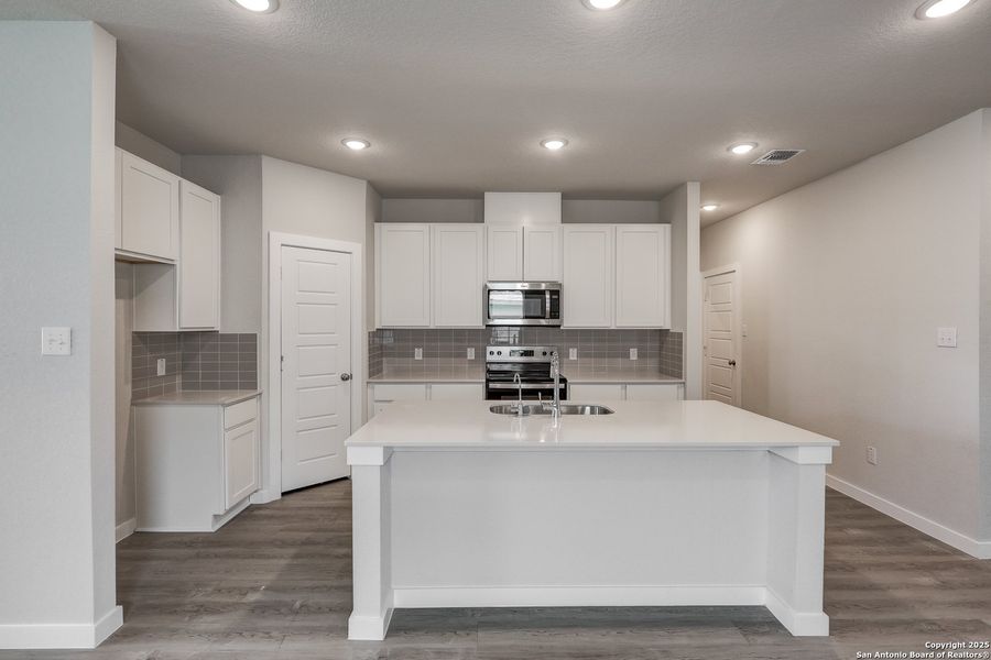 Furnished interior view inside a new home in Cinco Lakes, San Antonio (Image 14). Furnished interior view inside a new home in Cinco Lakes, San Antonio (Image 14).