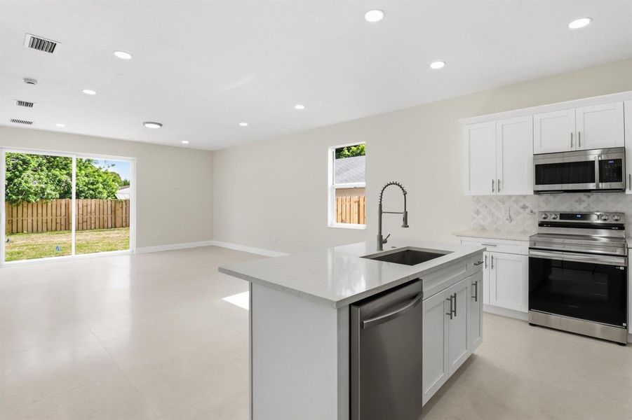 Kitchen / Living Area