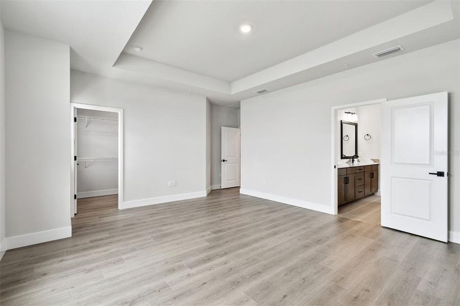 Spacious, unfurnished interior of a new home in , Sarasota (Image 44).