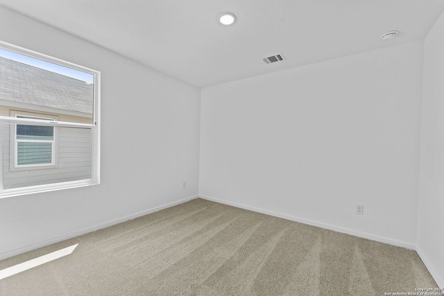 Spacious, unfurnished interior of a new home in Lodi Grove, Floresville (Image 18).
