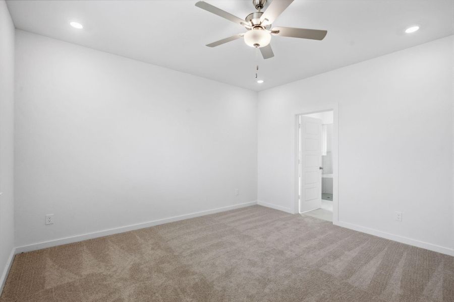 Spacious, unfurnished interior of a new home in , Iowa Colony (Image 21).