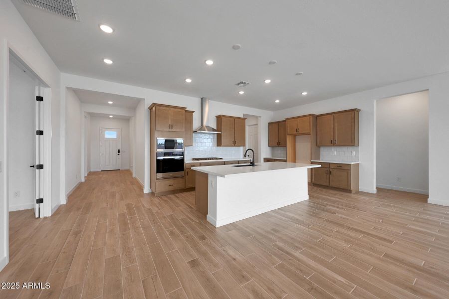 PHX_Landmarke_Lot 1191_Crimson_281_kitch