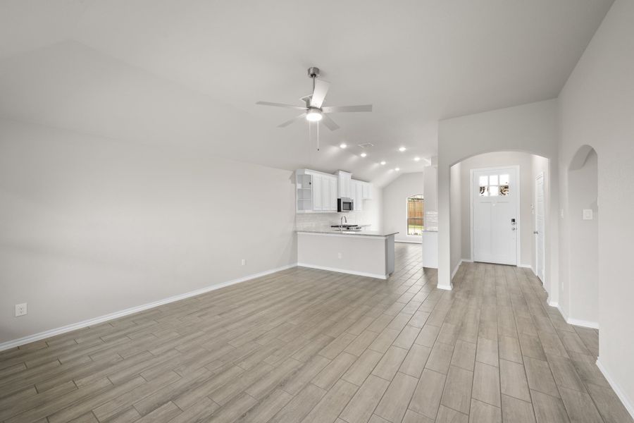 Spacious, unfurnished interior of a new home in Chisholm Hills, Cleburne (Image 19).