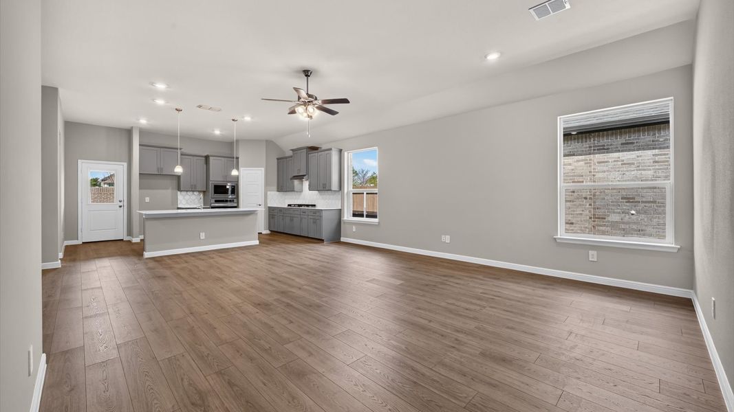 Spacious, unfurnished interior of a new home in Lakeview Pointe, Grand Prairie (Image 12).