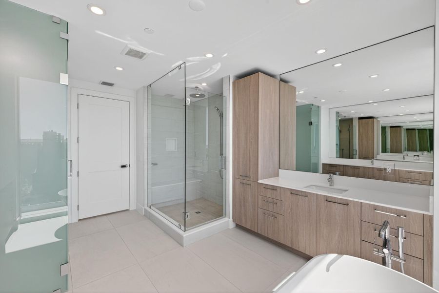 Furnished interior view inside a new home in , Fort Lauderdale (Image 6).