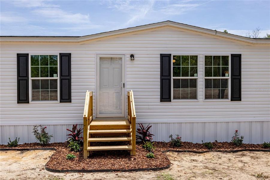 Exterior details and patio area of a home in , Interlachen (Image 19).