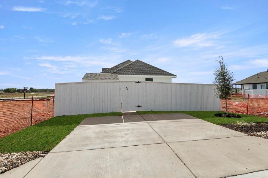 Exterior details and patio area of a home in Harvest Ridge, Elgin (Image 20).