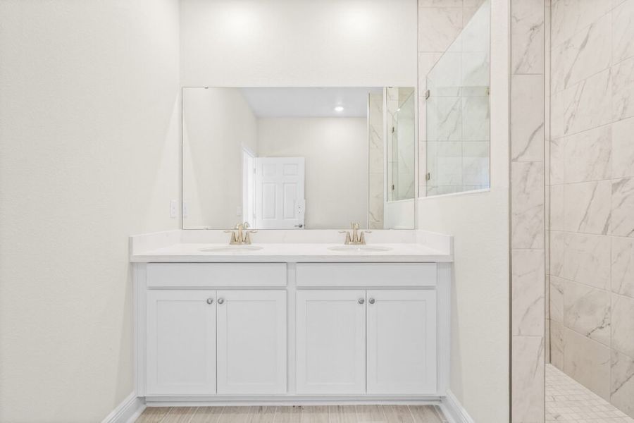 Furnished interior view inside a new home in Lake Merial, Panama City (Image 4).