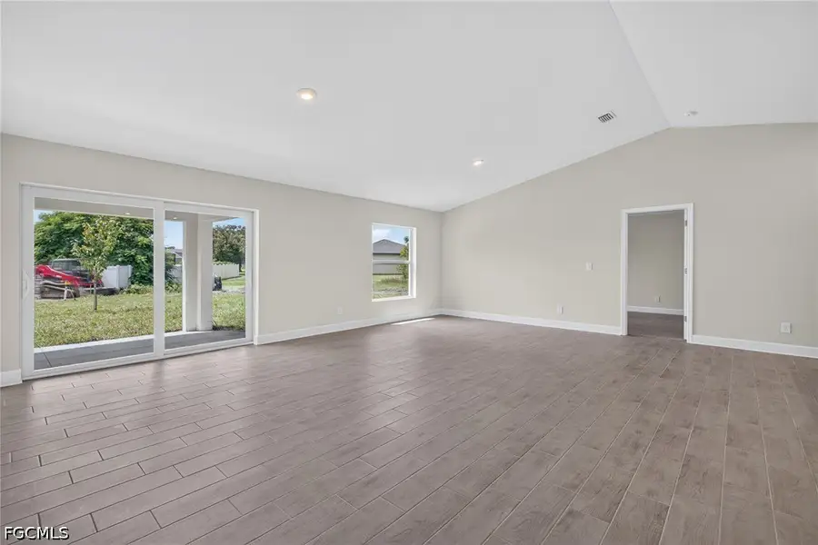 Spacious, unfurnished interior of a new home in Cape Coral, Cape Coral (Image 20).
