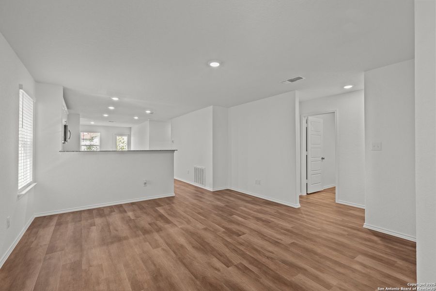 Spacious, unfurnished interior of a new home in Lily Springs, Seguin (Image 14).