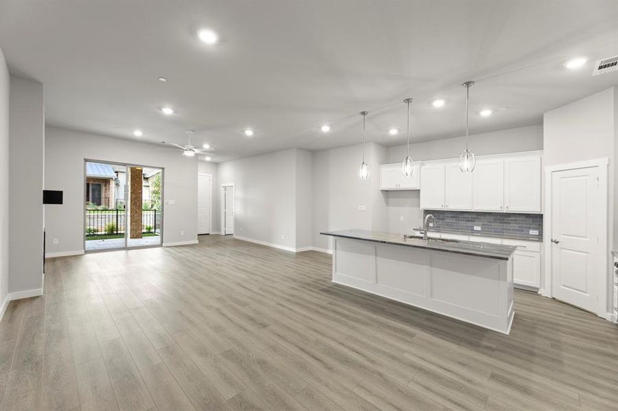 650 Oakridge_3141_Dublin_Dining (3) 650 Oakridge_3141_Dublin_Dining (3)