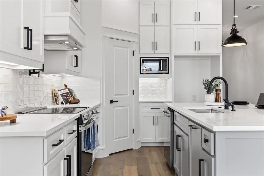 Furnished interior view inside a new home in , Quinlan (Image 9).