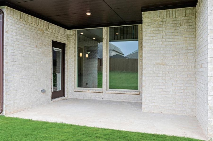 Exterior details and patio area of a home in Hampton Park, Glenn Heights (Image 22).