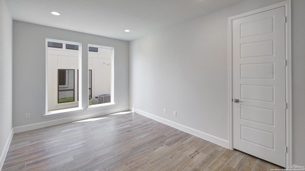 Spacious, unfurnished interior of a new home in Esperanza 60', Boerne (Image 14).