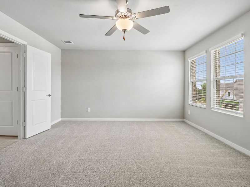 Spacious, unfurnished interior of a new home in Oak Ridge Park, Corinth (Image 14).